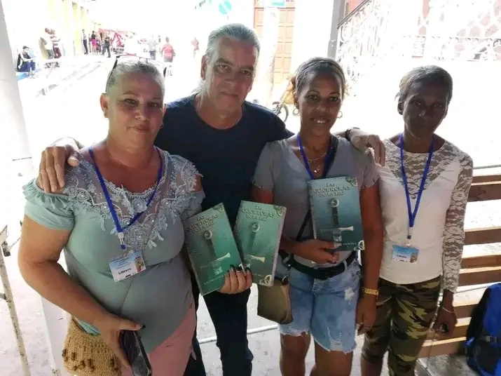 Varias personas posando con ejemplares del libro en la calle