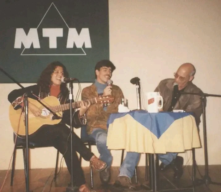 Escenario con guitarras y una mesa, durante un encuentro en Colombia