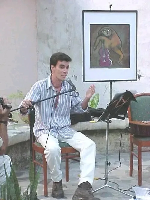 Lectura con micrófono junto a los músicos durante un concierto al aire libre