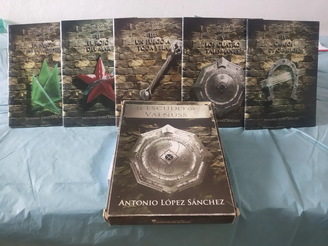 Las cinco portadas del estuche de El Escudo de Valnúss