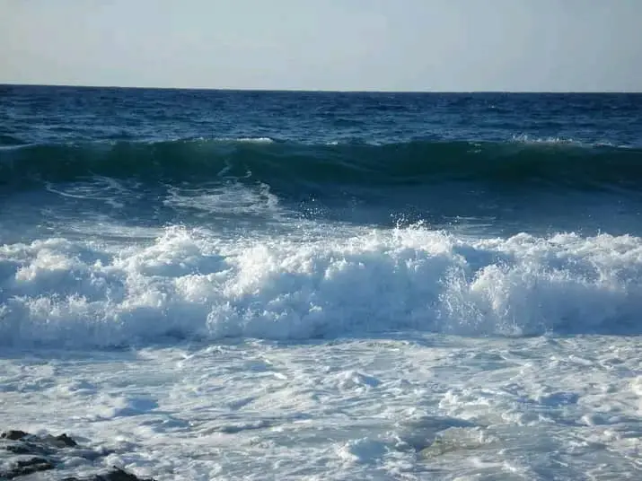 El mar rompiendo en la costa