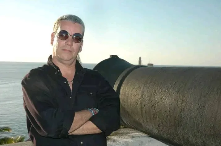 Antonio López Sánchez junto a un cañón de la fortaleza de La Habana, con el mar de fondo
